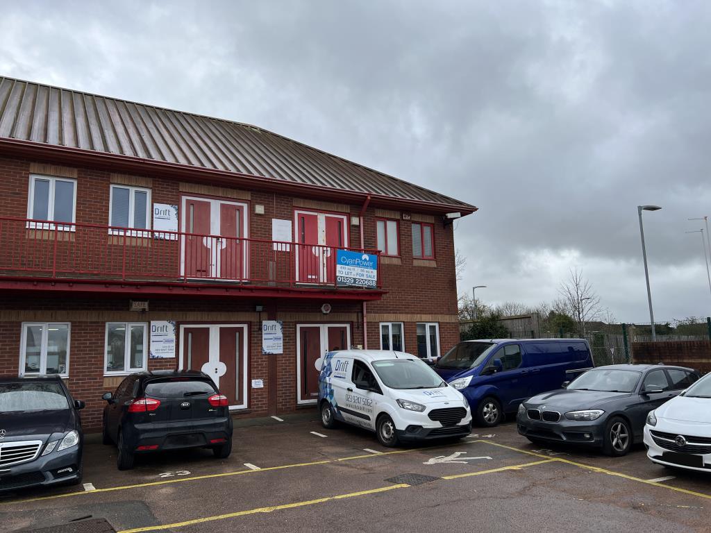 Lot: 67 - LEASEHOLD COMMERCIAL UNIT WITH PARKING - Front of first floor unit from car park